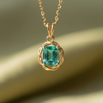 Emerald pendant close-up
