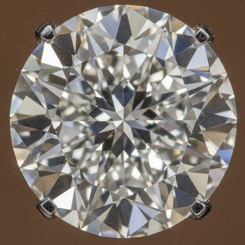 Oval cut stone showing elongated sparkle