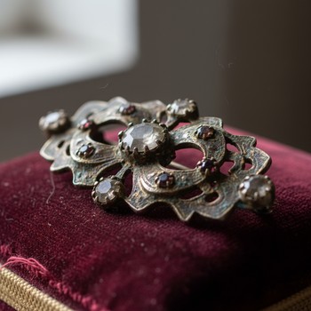 Vintage brooch with loose prongs