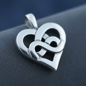 Silver link with window reflection