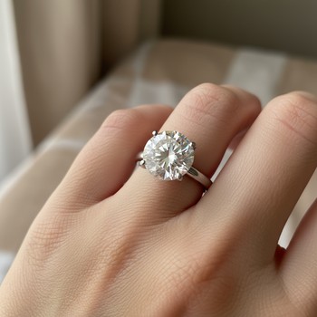 Round solitaire ring with delicate prongs