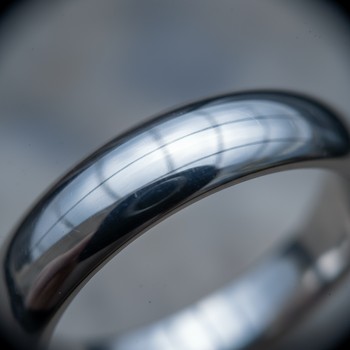 Platinum ring with bright sheen